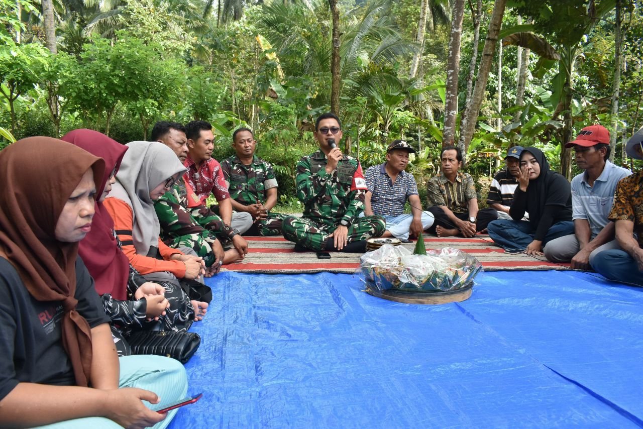 Komandan Satuan Tugas (Dansatgas) TNI Manunggal Membangun Desa (TMMD) Ke-126 Kodim 0818/Malang-Batu, Letkol Czi Bayu Nugroho, bersama masyarakat, menggelar acara tasyakuran sebagai bentuk rasa syukur atas selesainya pengaspalan jalan,Dusun Krajan 1B Desa Lebakharjo Kecamatan Ampelgading Kabupaten Malang.