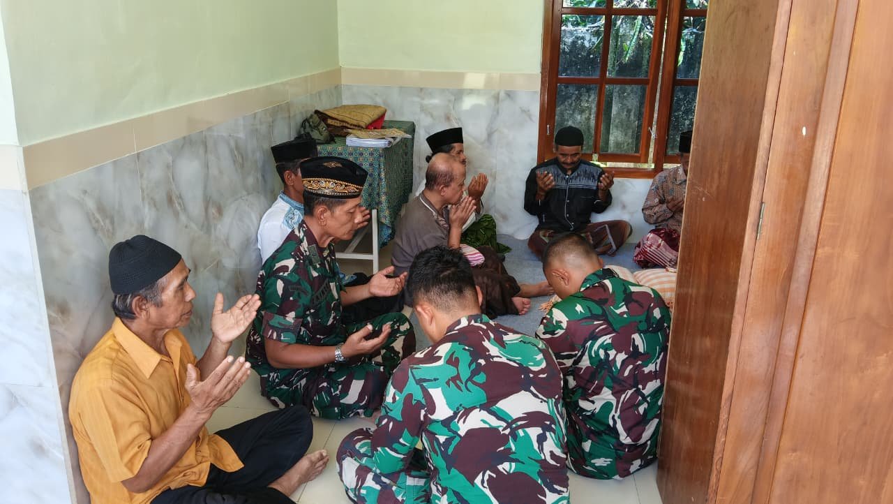 Pabintal Korem 083/Baladhika Jaya, Letda Inf Januri Bersama 7 Orang Menghatam Al Quran Dalam Rangka Memasuki Rumah Baru