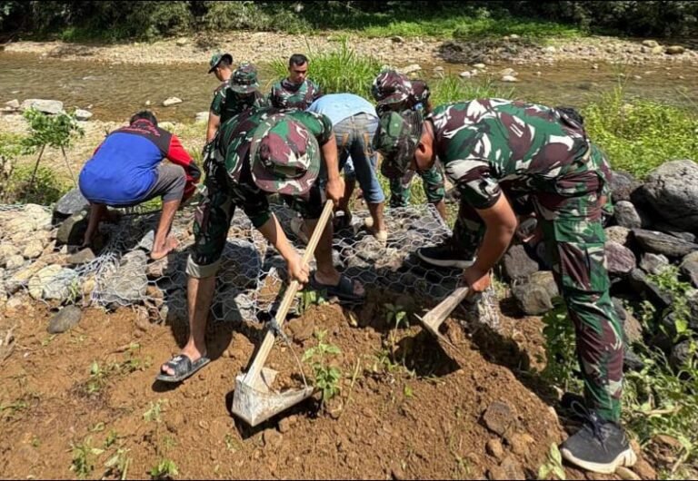 ‎Perkuat Tebing Sungai Lebakharjo Dari Semangat Kebersamaan ‎
