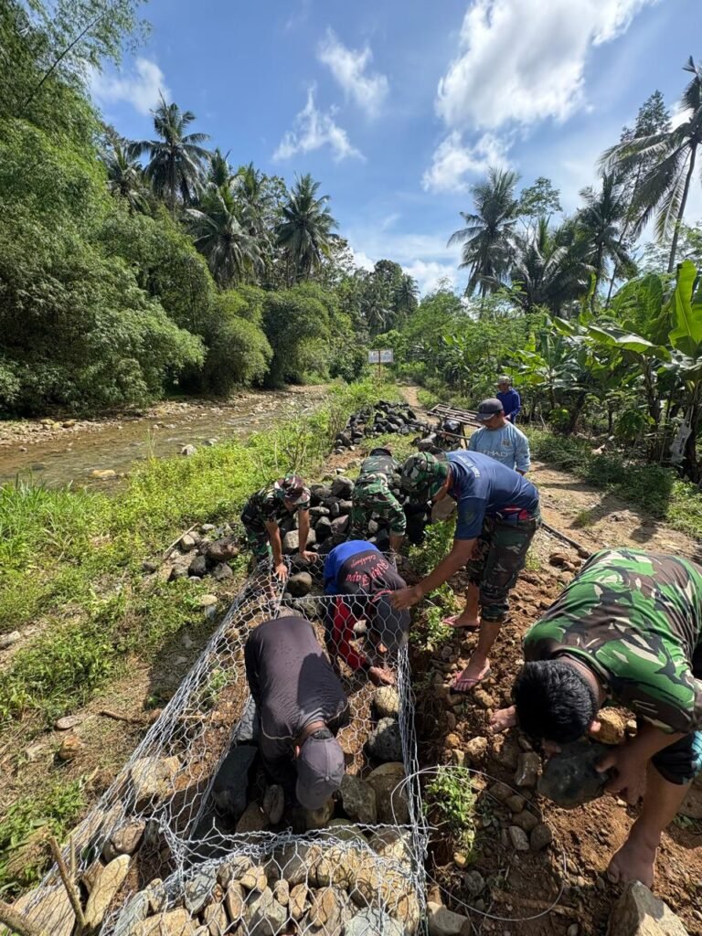 Anggota Satuan Tugas TNI Manunggal Membangun Desa (TMMD) ke-126 Kodim 0818/Malang-Batu yang berasal dari AURI terus melanjutkan pekerjaan pemasangan bronjong batu di Dusun Sukomaju B, Desa Lebakharjo