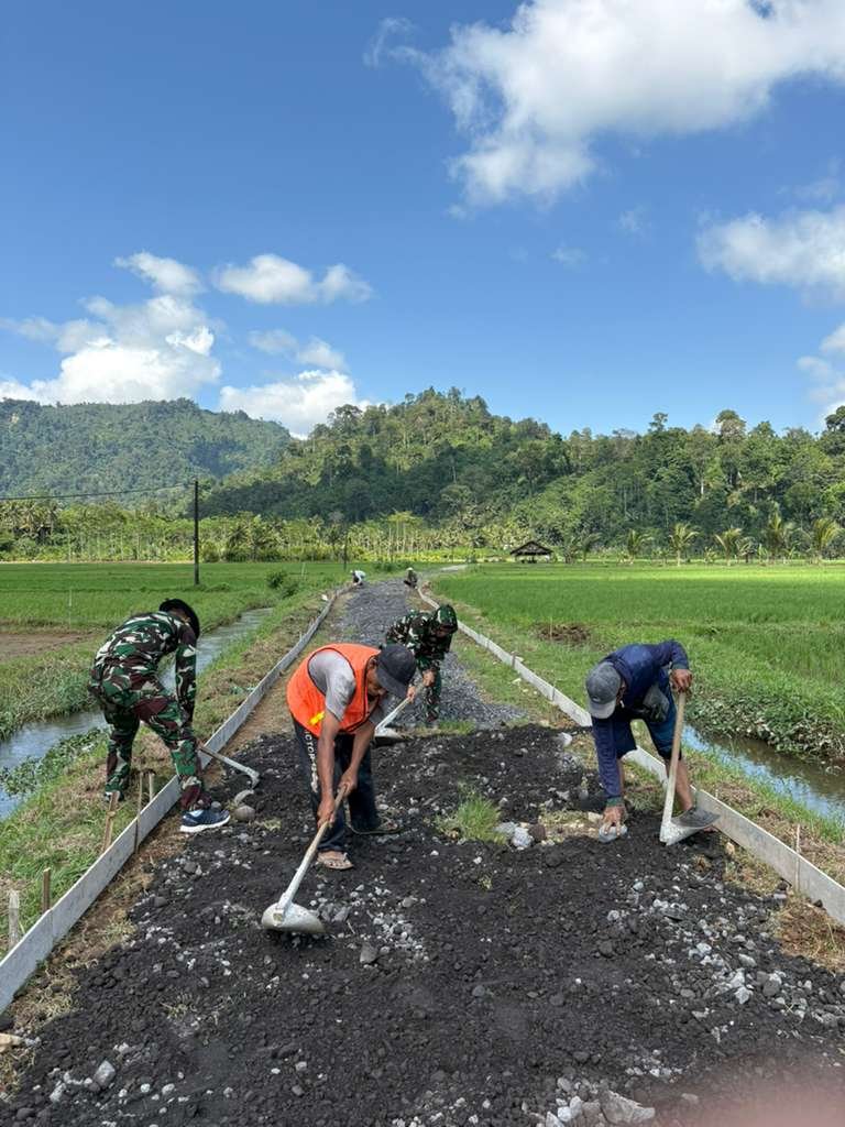 Anggota Satuan Tugas (Satgas) TNI Manunggal Membangun Desa (TMMD) ke-126 Kodim 0818/Malang-Batu, termasuk personel dari Satuan AURI, bahu-membahu bersama masyarakat setempat mencangkul dan meratakan tanah.