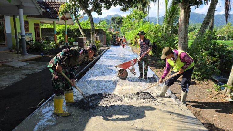 Anggota Satuan Tugas (Satgas) TNI Manunggal Membangun Desa (TMMD) ke-126 Kodim 0818/Malang-Batu, khususnya dari Yonzipur 5/Abw, saat mereka bersama-sama masyarakat Dusun Kerajan 1A, Desa Lebakharjo, Kecamatan Ampelgading, memulai pengecoran rabat beton.