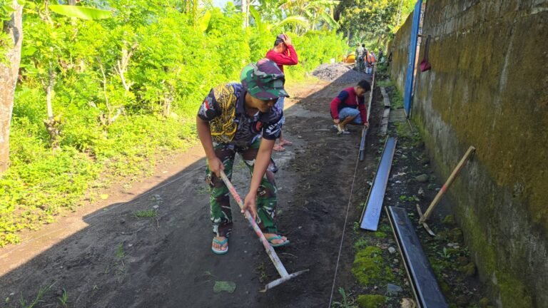 Anggota Satuan Tugas (Satgas) TNI Manunggal Membangun Desa (TMMD) ke-126 Kodim 0818/Malang-Batu dari Yonzipur 5/Abw terlihat bahu-membahu bersama warga setempat.