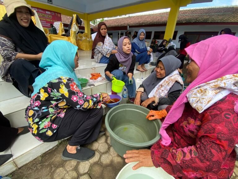 Warga Lebakharjo Antusias Ikuti Pelatihan Membatik dalam Program TMMD ke-126