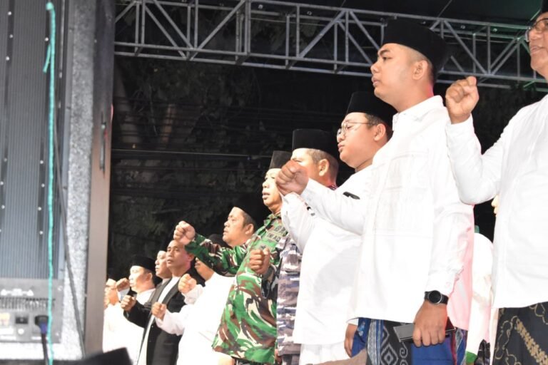 Kasdim 0825/Banyuwangi Hadiri Malam Puncak Hari Santri Nasional, Gema Sholawat Getarkan Langit Blambangan