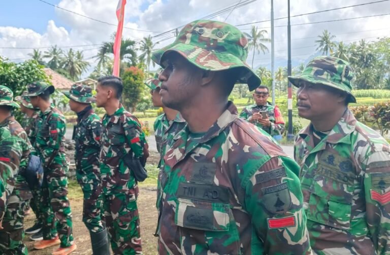 Sebanyak 38 personel Satgas TMMD ke-126 bergerak menuju Dusun Lebaksari, bukan untuk berperang, tapi untuk membangun harapan merenovasi rumah warga‎