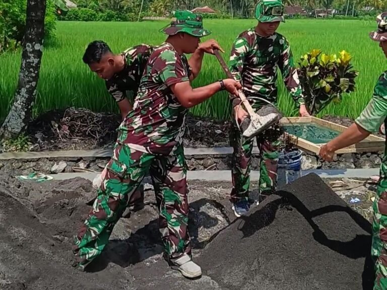 Tidak hanya bertugas menjaga kedaulatan udara, prajurit TNI Angkatan Udara dari Lanud Abdulrachman Saleh Juga Menunjukkan Kepedulian Sosial Melalui Kegiatan Pembangunan Desa