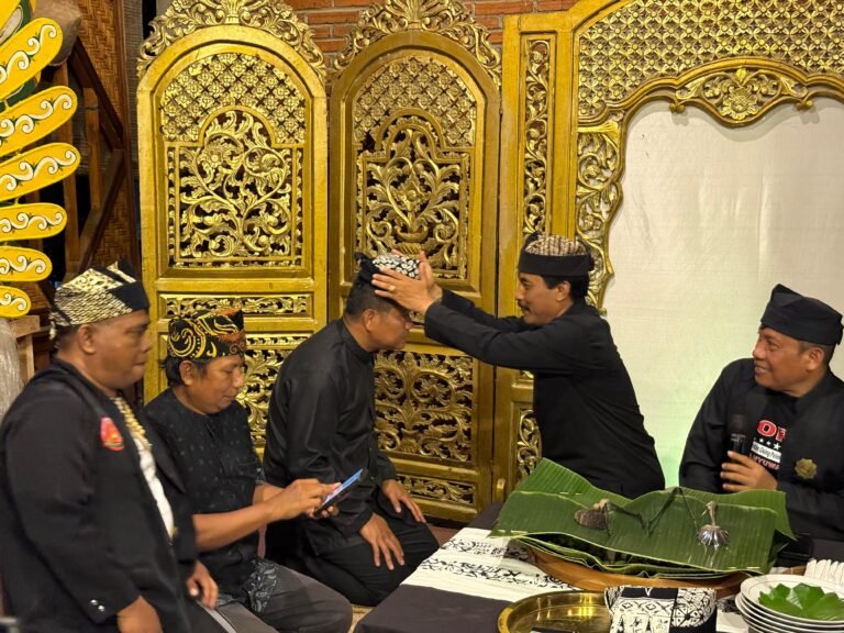 Hangat dan Penuh Budaya, Danrem 083/Baladhika Jaya Diganjar Gelar Anggota Kehormatan KOPAT