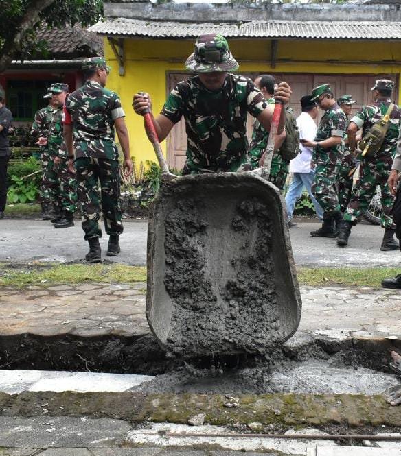 Satgas TMMD 126 Lebakharjo Kejar Target Pembuatan Drainase di Tengah Cuaca Tak Menentu