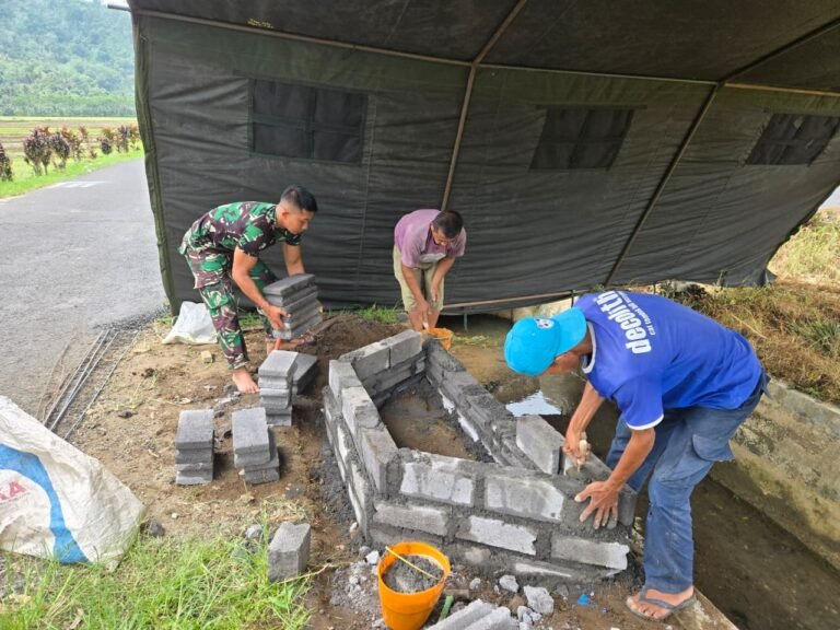Satgas TMMD Ke-126 Kodim 0818/Malang-Batu Yang Berasal Dari Satuan Yonzipur 5/Abw Melaksanakan Pembangunan Monumen TMMD