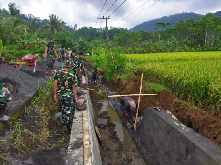 Sinergi TNI AU dan TNI AL Sukseskan Pembuatan Irigasi di Desa Lebakharjo