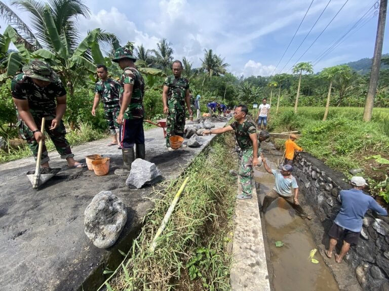 Satuan Tugas (Satgas) TNI Manunggal Membangun Desa (TMMD) ke-126 di Desa Lebakharjo, Kecamatan Ampelgading, Kabupaten Malang, mempercepat Pengerjaan Fisik Saluran Irigasi