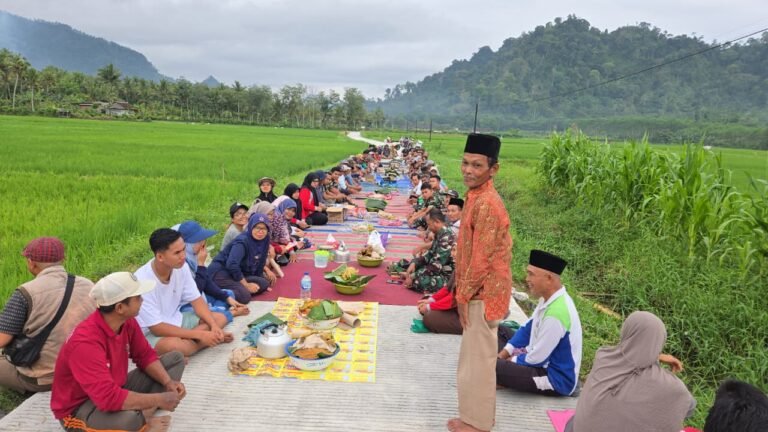 Jalan Rabat Beton Sepanjang Jalan Usaha Tani Yang Menjadi Dambaan Warga Akhirnya Rampung 100 Persen Melalui Program TNI Manunggal Membangun Desa (TMMD) ke-126 Kodim 0818/Malang-Batu