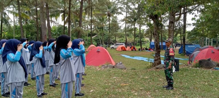 Babinsa Koramil 0825/20 Songgon Berikan Materi Wasbang Dan PBB Pada LDKS SMP Muhammadiyah 2 Rogojampi