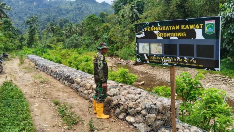 Satuan Tugas (Satgas) TNI Manunggal Membangun Desa (TMMD) ke-126 di Desa Lebakharjo, Kecamatan Ampelgading, Kabupaten Malang, terus memacu penyelesaian sasaran fisik menjelang berakhirnya program