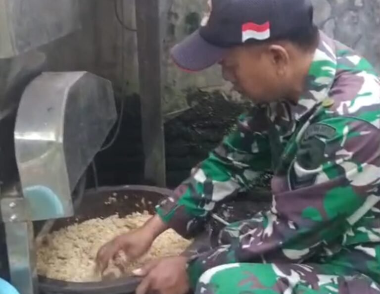 ‎Sejumlah Anggota Satgas TMMD Bantu Proses Pembuatan Tempe