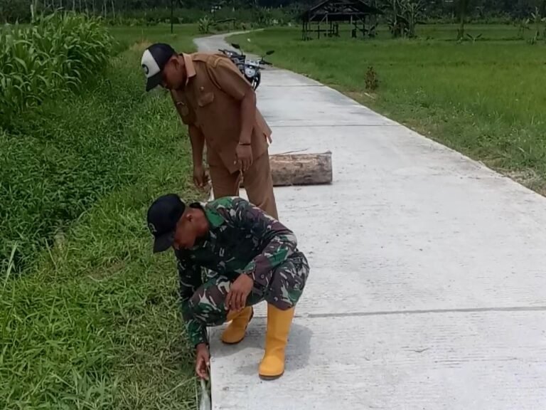 Anggota Satuan Tugas (Satgas) TMMD, Sertu Farid, Bersama Kepala Dusun Sukomaju, Tinjau Hasil Pekerjaan Jalan Rabat Beton