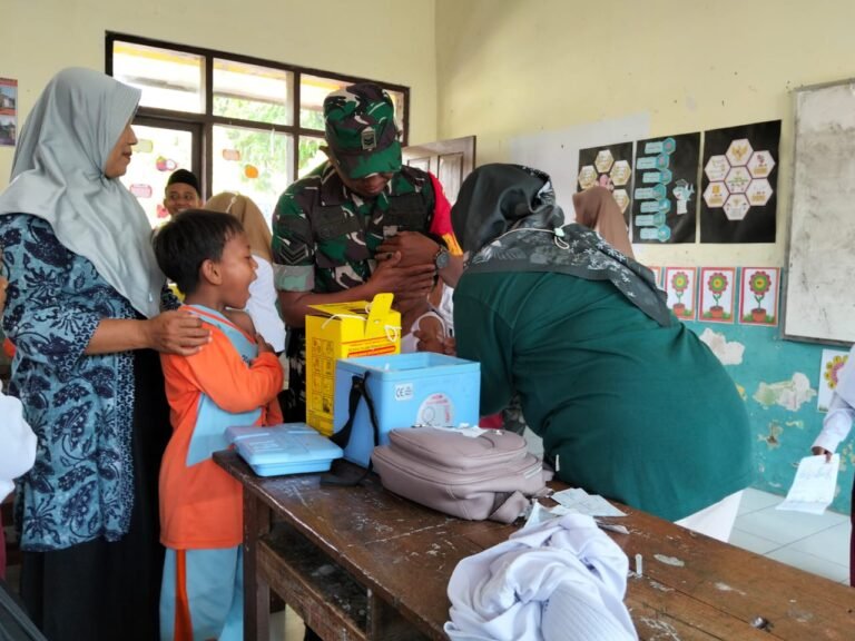 Babinsa Koramil Songgon Dampingi Vaksinasi Tetanus dan Difteri di SDN 2 Parangharjo