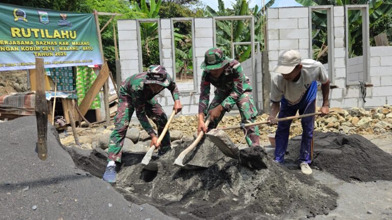Kegiatan TNI Manunggal Membangun Desa (TMMD) ke-126 Kodim 0818/Malang-Batu Lanjutan Pembangunan Rumah Tidak Layak Huni (RUTILAHU) Di Dusun Lebaksari, Desa Lebakharjo