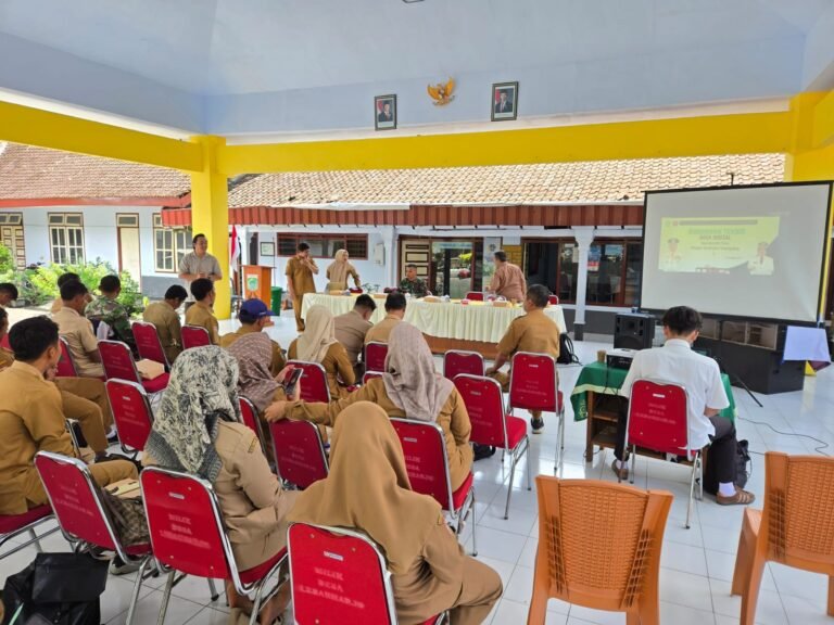 Program TNI Manunggal Membangun Desa (TMMD) ke-126 Kodim 0818/Malang-Batu, Dinas Komunikasi Dan Informatika (Diskominfo) Kabupaten Malang Memberikan Bimbingan Teknis (Bimtek) Desa Digital Kepada Operator Desa