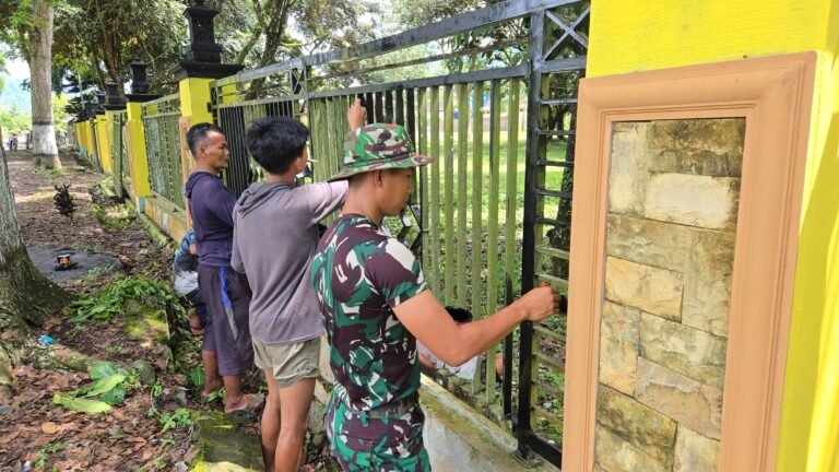 Menjelang Penutupan TNI Manunggal Membangun Desa (TMMD) ke-126 Kodim 0818/Malang-Batu, Anggota Satgas Bersama Masyarakat Desa Lebakharjo Menunjukkan Semangat Kebersamaan Dan Gotong Royong