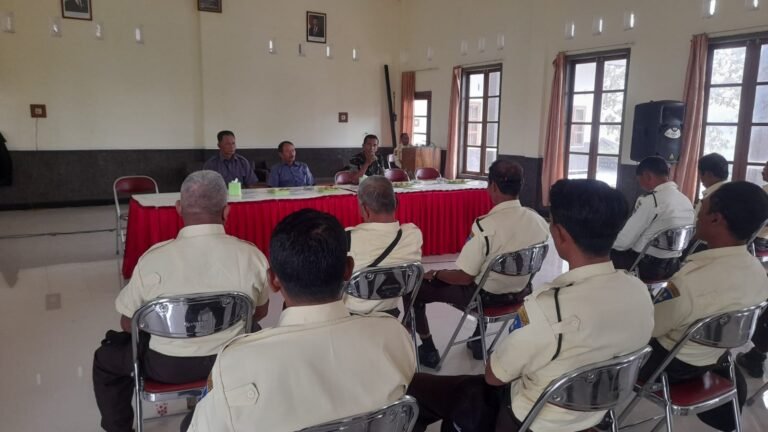 Komandan Koramil Songgon Berikan Pembekalan Wasbang Bela Negara Kepada Petugas Keamanan Perkebunan Bayu Kidul