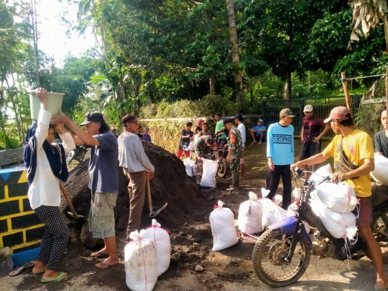 Babinsa Koramil 0825/20 Songgon Bersama Warga Gotong Royong Pemindahan Material Pembangunan Masjid Nurul Huda