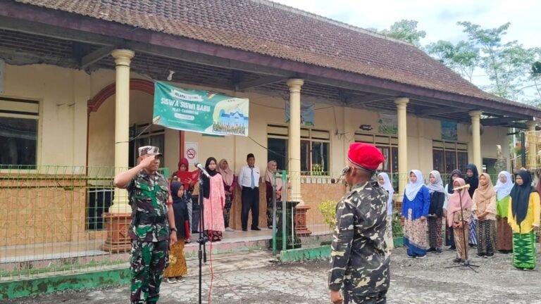 Babinsa Sumberarum Koramil Songgon Tanamkan Jiwa Nasionalisme kepada 204 Siswa di Hari Pahlawan