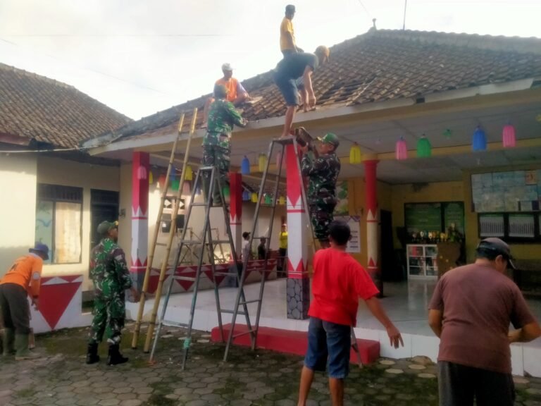 Aksi Nyata TNI: Koramil Songgon Turun Tangan Renovasi Atap Balai Dusun Yang Rusak