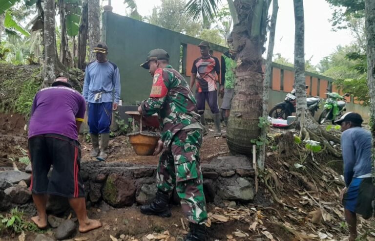 Babinsa Koramil Songgon Turun Tangan: Cegah Longsor, Selamatkan Akses Petani