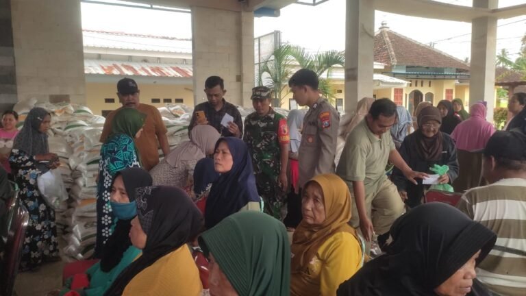 Babinsa Koramil Songgon Hadir Sebagai Jantung Pemberdayaan Masyakat Dalam Operasi Penyaluran Bantuan Pangan Skala Besar
