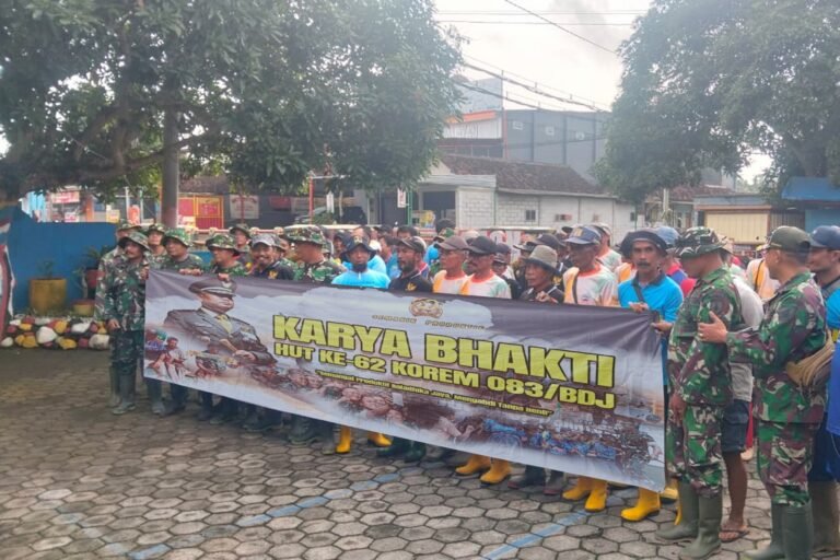 Jelang HUT Korem 083/Bdj, Kodim 0825 Banyuwangi Gelar Karya Bakti Bersihkan Sungai di Pesanggaran