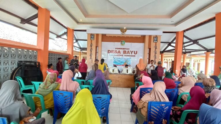 Babinsa Koramil Songgon Kawal Ketat Distribusi Bansos: 738 Warga Desa Bayu Terima Bantuan Pangan