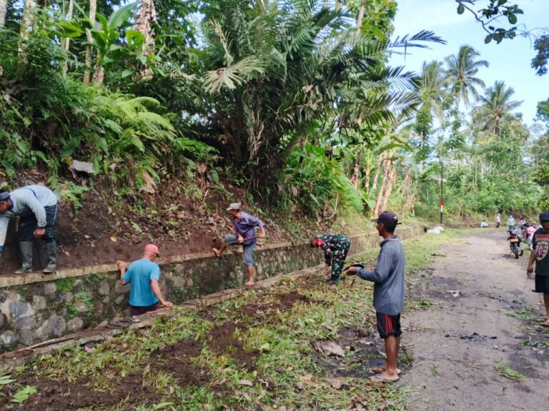 Sinergitas TNI, Babinsa Koramil Songgon-Pemda Wujudkan Desa Bersih