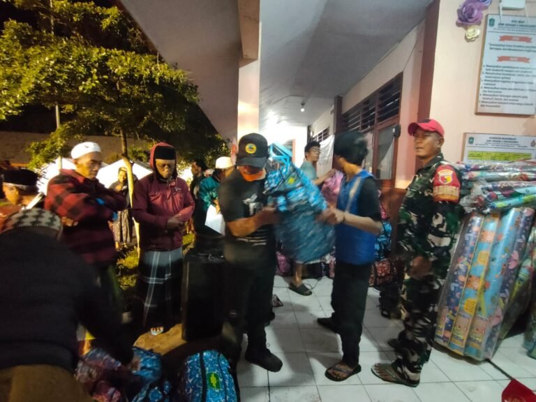 Babinsa Oro-oro Ombo dan Relawan Salurkan Sembako untuk Pengungsi di SMPN 02 Pronojiwo.