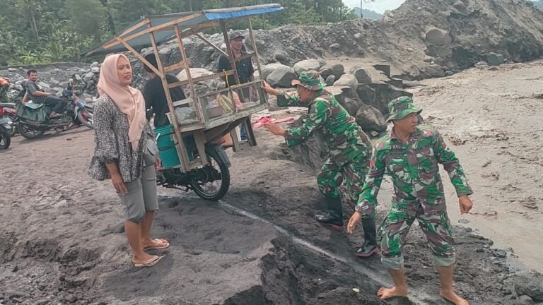 TNI Bantu Warga Lintasi Sungai Sumber Langsep, Wujud Kepedulian Satgas Pasca Erupsi Semeru