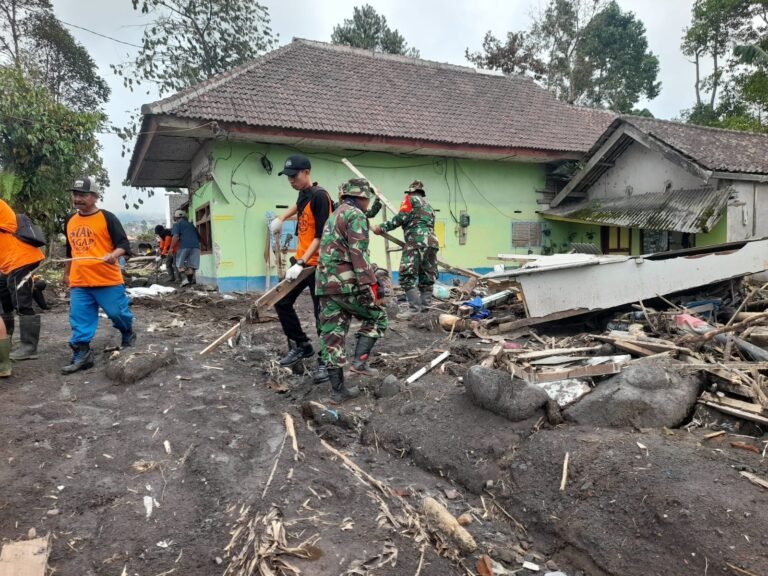 TNI Tingkatkan Aksi Kemanusiaan: Satgas Penanggulangan Bencana Kodim 0821 Intensifkan Pembersihan Rumah Warga Terdampak Erupsi Semeru