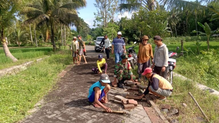 Semangat Produktif Koramil 0825/20 Songgon, Babinsa Pimpin Karya Bhakti Gotong Royong Bangun Desa. Wujud Nyata TNI Hadir Di Tengah Rakyat