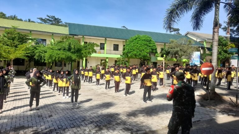 Koramil Songgon Gembleng Disiplin Siswa SMK Pasca PKL: Babinsa Turun Langsung Latih Baris Berbaris di Lapangan