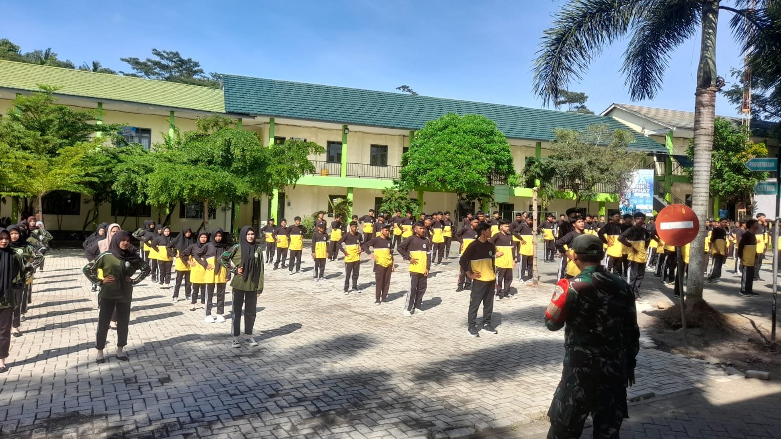 Koramil Songgon Gembleng Disiplin Siswa SMK Pasca PKL: Babinsa Turun Langsung Latih Baris Berbaris di Lapangan