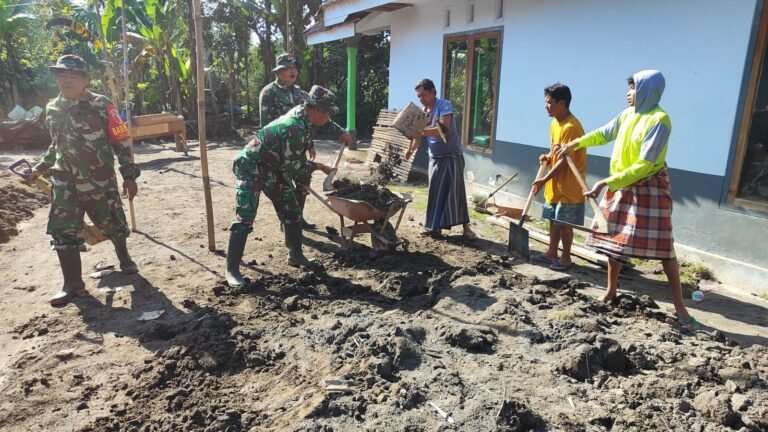 Gencarkan Pembersihan Pasca Erupsi Semeru, Tim Gabungan TNI Bantu Warga Bersihkan Rumah dan Material Vulkanik di Sumbersari