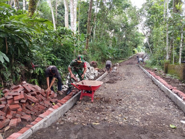 Babinsa Koramil Songgon Turun Tangan, Gotong Royong Bersama Warga Benahi Infrastruktur Desa