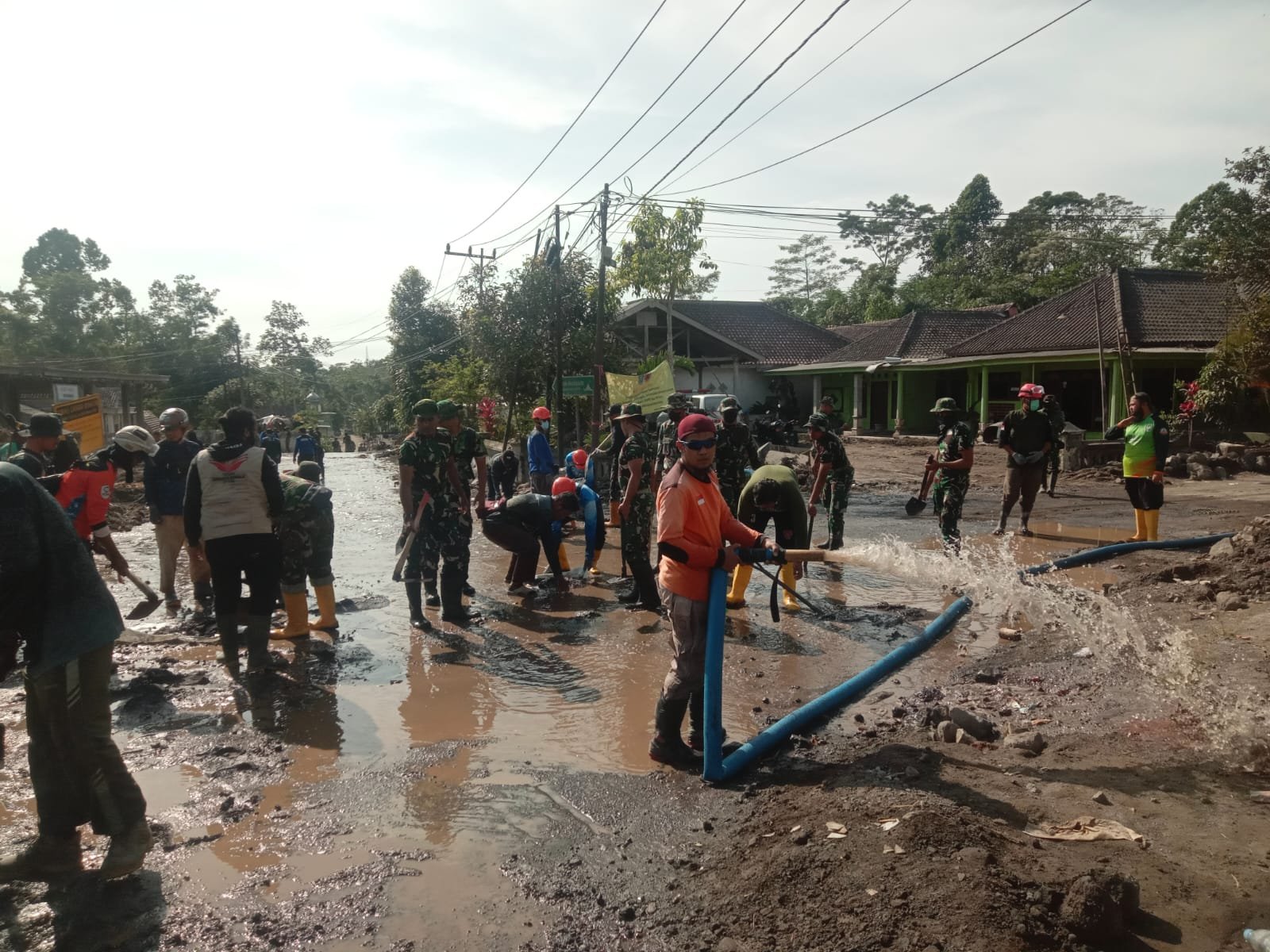 Personel Gabungan TNI, BPBD, dan Relawan Kerahkan Kekuatan Bersihkan Jalan Tertimbun Material Vulkanik Semeru.
