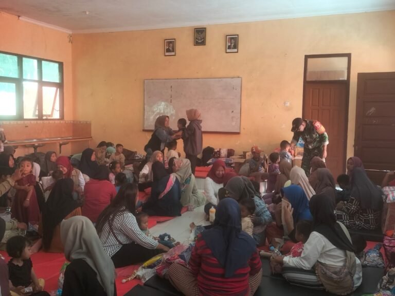 Babinsa Supiturang Dampingi Tenaga Medis Layani Pemeriksaan Kesehatan Lansia dan Anak-Anak di Pos Pengungsian Pronojiwo.