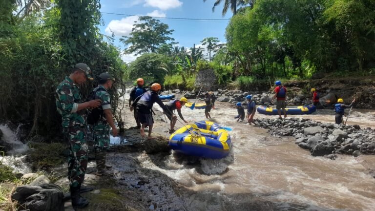 Komandan Koramil Songgon Pimpin Operasi SAR Hari Kedua, Buruh Pecah Batu Hanyut di Sungai Badeng Songgon