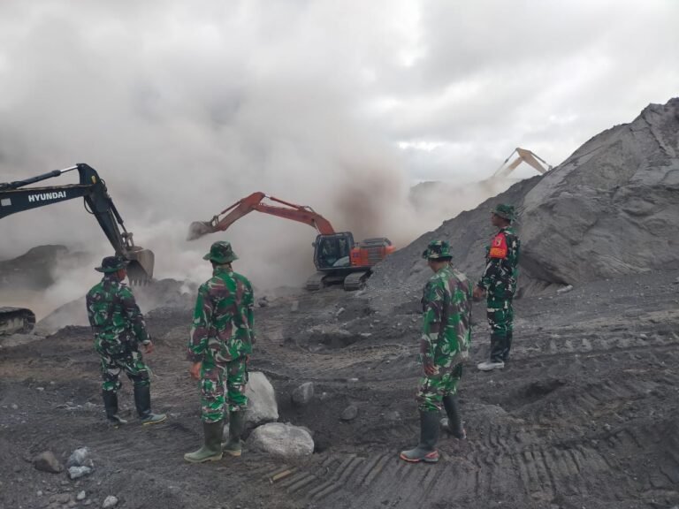 Bati Tuud Koramil Pronojiwo Pimpin Patroli dan Monitoring Pengerjaan Sodetan di Sumbersari Atas
