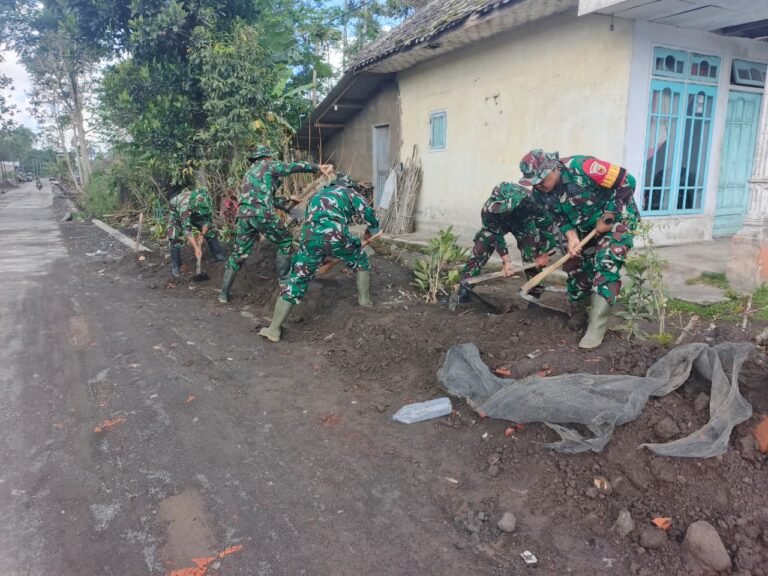 Personel Siaga Bencal Bersihkan Akses Jalan di Supiturang, Dipimpin Langsung Danramil Pronojiwo