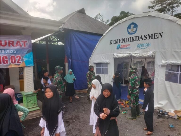 TNI Tetap Hadir: Monitoring Belajar Siswa Korban Erupsi Semeru di Tenda Darurat