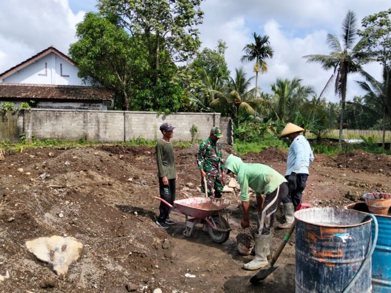 # Babinsa Parangharjo Tancap Gas Awasi Pembangunan Koperasi Desa, Pastikan Kualitas Tak Terkompromikan  **BANYUWANGI** – Sertu Sudarto, Babinsa Desa Parangharjo Koramil 0825/20 Songgon, turun langsung ke lokasi pembangunan Koperasi Desa Kelurahan Merah Putih (KDKMP) pada Minggu pagi (7/12/2025). Aksi pengawasan yang dimulai pukul 08.35 WIB ini membuktikan keseriusan TNI dalam memastikan setiap proyek pembangunan desa berjalan sesuai standar dan tepat sasaran. Di tengah gencarnya pembangunan infrastruktur pedesaan, kehadiran Babinsa menjadi garda terdepan yang menjamin transparansi dan akuntabilitas pelaksanaan proyek.  Pengawasan kali ini berlangsung intensif dengan melibatkan koordinasi langsung bersama mandor pembangunan, Bapak Haris, dan kepala tukang, Bapak Suryono. Sertu Sudarto tampak teliti memeriksa setiap detail pekerjaan konstruksi, mulai dari kualitas material hingga ketepatan teknis pelaksanaan. Kehadiran Babinsa di lapangan bukan sekadar formalitas, melainkan bentuk komitmen nyata TNI dalam mendampingi masyarakat membangun desa yang lebih maju dan sejahtera.  “Pengawasan pembangunan KDKMP ini sangat krusial karena koperasi akan menjadi tulang punggung ekonomi kerakyatan di Desa Songgon,” tegas Kapten Kaveleri Andoko, Komandan Koramil 0825/20 Songgon. “Kami pastikan setiap rupiah anggaran pembangunan digunakan secara optimal dan menghasilkan bangunan berkualitas. Babinsa kami tidak hanya hadir, tetapi benar-benar terlibat aktif memastikan pembangunan sesuai spesifikasi teknis dan jadwal yang ditargetkan,” tambahnya dengan penuh wibawa.  Kegiatan pengawasan berlangsung kondusif dan aman tanpa kendala berarti. Langkah proaktif Babinsa Parangharjo ini mendapat apresiasi tinggi dari tim pelaksana pembangunan yang merasa terbantu dengan adanya pengawasan profesional dari TNI. Koperasi Desa Kelurahan Merah Putih yang tengah dibangun ini diharapkan segera rampung dan menjadi motor penggerak ekonomi masyarakat Desa Songgon, sekaligus bukti nyata sinergi TNI-rakyat dalam mewujudkan kesejahteraan bersama.