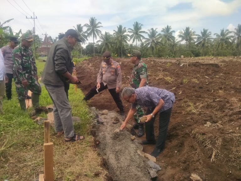 Forpimka Songgon Tandai Era Baru Ekonomi Kerakyatan: Danramil Kapten Kaveleri Andoko Pimpin Momentum Peletakan Batu Pertama KDKMP
